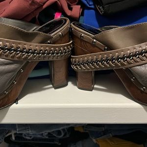 Gianni Bini leather clogs